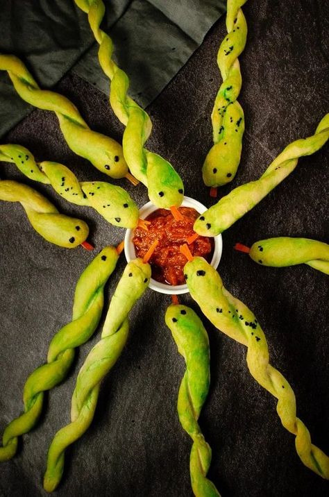 Snake Breadsticks, Snake Birthday, Reptile Zoo, Snake Party, Spooky Halloween Food, Reptile Party, Halloween Party Food, Dulces Halloween, Spooky Food