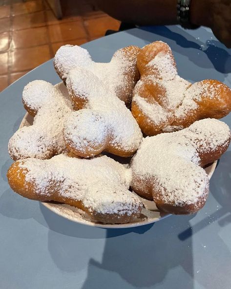 Disney has so many great snacks. Beignets for breakfast. Mickey pretzels mid morning Ice cream in the afternoon And so many other great treats. I finally had a beignet on my last visit. #disneysnacks #waltdisneyworld #disneylandresort #friendlikemetravelco #treats Best Disneyland Snacks, Disney Beignets Recipe, Beignet Disney, Mickey Beignets, Disney World Ice Cream, Disney Snacks, Disneyland Resort, Beignets, Walt Disney World