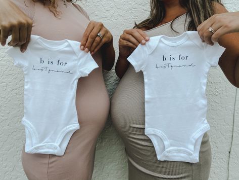 Being Pregnant With Your Best Friend, Best Friend Pregnant Together, Best Friends Pregnant Together Announcement, Pregnant Best Friends Aesthetic, Bestfriend Maternity Shoots, 2 Pregnant Best Friends, Bestie Maternity Pictures, Bestie Maternity Shoot, Pregnant Best Friends Pictures