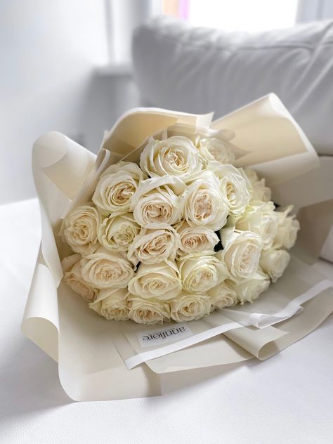 Luxury white roses White Luxury Aesthetic, Gold Aesthetic, Luxury Aesthetic, White Roses, Decor Ideas, Bedroom Decor, Roses, Collage, Bedroom