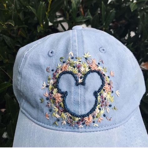 Disney Embroidery Shirts Diy, Hand Embroidery Cap, Disney Embroidery Ideas, Disney Embroidery Designs Hand, Hand Embroidery Disney, Embroidery Hat Ideas, Disneyland Embroidery, Disney Embroidery Designs, Mickey Embroidery