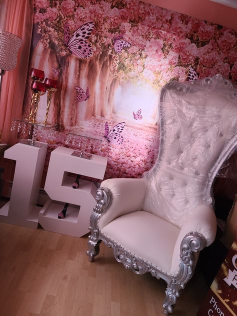 Quince Throne Chair Decor, Quinceanera Throne Chair Ideas, Quinceanera Chairs Ideas, Quince Chair Decorations, Quinceañera Chair, Quinceanera Throne Chair, Quince Throne, Quince Chair, Quinceanera Chair