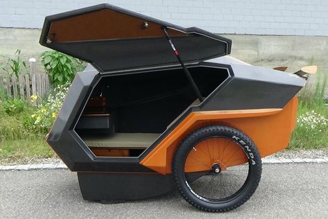 Expeditions ebike trailer lowers the floor instead of raising the roof Motorcycle Camper Trailer, Go Kart Frame Plans, Trailer Design, Teardrop Camper Plans, Bike Trailer Hitch, Small Camping Trailer, Bike Cart, Bicycle Camping, Trike Bicycle