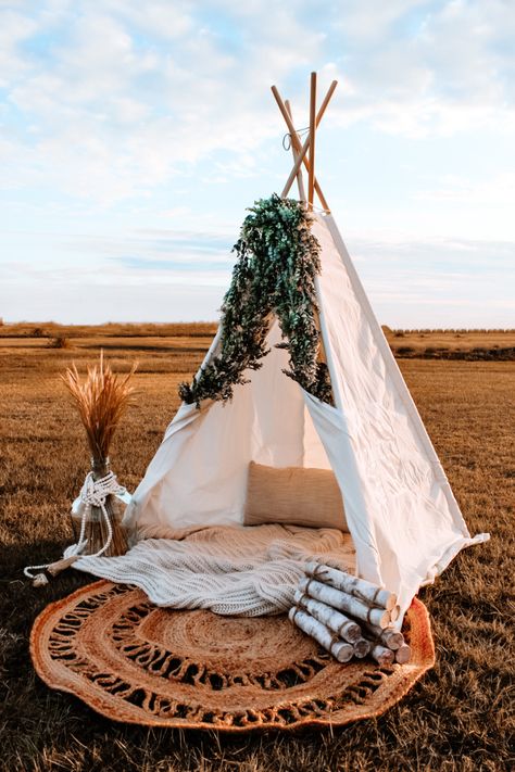 Outdoor Teepee Diy, Christmas Teepee Photoshoot, Teepee Photography, Christmas Teepee, Boho Teepee, Three Photography, Diy Teepee, Holiday Photoshoot, Christmas Set