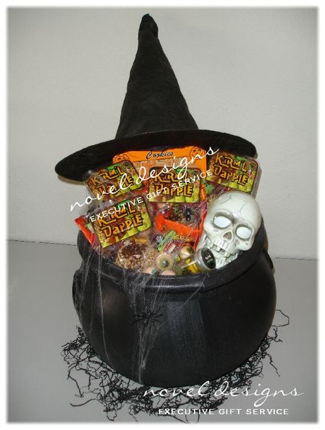 Gift Basket Ideas For Adults, Halloween Gift Basket Ideas, Halloween Treat Baskets, Halloween Care Packages, Moldes Halloween, Halloween Witches Brew, Spooky Halloween Gifts, Halloween Gift Baskets, Dulces Halloween