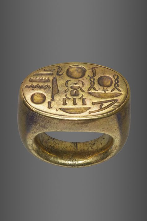 Ancient Egypt Jewelry, Ring With Name, Egypt Jewelry, Ancient Egyptian Jewelry, Pinky Signet Ring, Gold Finger Rings, Egyptian Pharaoh, Ancient Jewellery, Vintage Gold Rings