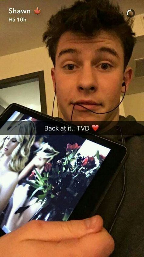 Is he a Tvd fun???!!! Shawn Mendes Snapchat, Shawn Mendes Memes, Kids In Love, Cameron Dallas, Shawn Mendes, Favorite Person, Serie Tv, Vampire Diaries, Buzzfeed