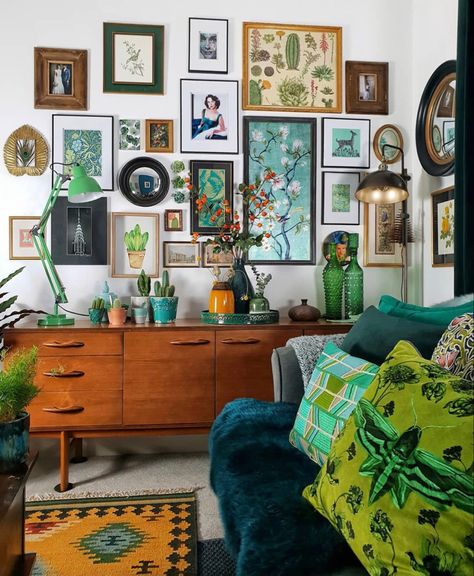 Interior Design Per La Casa, Green Sofa, Design Apartment, Design Del Prodotto, Cool Apartments, Eclectic Home, Bohemian Home, New Wall, Design Living