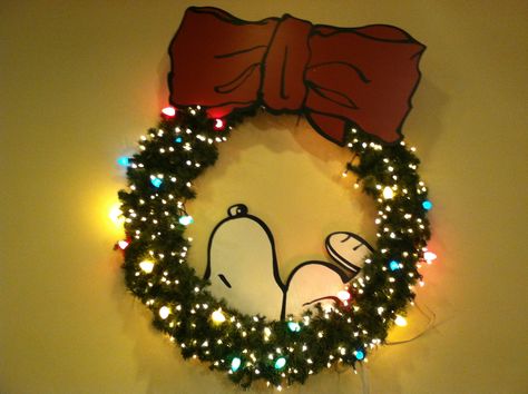 Snoopy Christmas Crafts, Snoopy Tree Christmas, Snoopy Christmas Theme, Charlie Brown Christmas Wreath, Diy Peanuts Christmas Decorations, Charlie Brown Wreath Christmas, Diy Snoopy Christmas Decorations, Charlie Brown Christmas Decorations Diy, Charlie Brown Christmas Decor