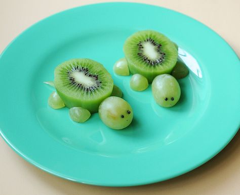 <p>These cute turtles are so simple to make!</p> <p>Directions <a href="http://www.meetthedubiens.com/2014/03/creative-food-plates.html">HERE</a></p> Fruit Turtle, Design Cibo, Food Plates, Fun Fruit, Decorações Com Comidas, Food Art For Kids, Idee Pasto Sano, Fun Kids Food, Food Crafts