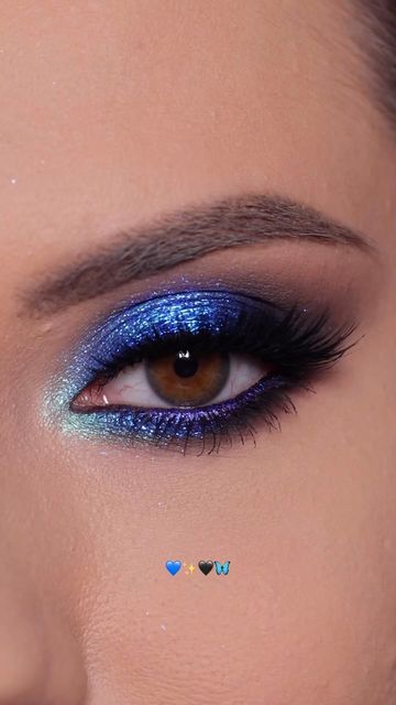 Karla Cosmetics on Instagram: "🦋🖤💙✨ Who’s obsessed with blue eyeshadows?  Sleepy Head Collection: start with Shadow Potion Paint & Eclipse black base, then enhance it with Moonshadow from the Sleepy Head Palette. Adorn your eyes with Krazy Kat Opal Moonstones for sea shimmer effects and Lagoon Waves as a versatile satin highlighter and eyeshadow. Get ready to captivate with stunning looks!  KC ARTIST 🧑🏻‍🎨 @kseniasevrikeeva uses our essential brushes!" Black And Blue Eyeshadow Looks, Galaxy Eyeshadow Looks, Night Sky Eye Makeup, Raven Eye Makeup, Blue And Black Eyeshadow, Shimmer Eyeshadow Looks, Karla Cosmetics, Eclipse Makeup, Galaxy Eyeshadow