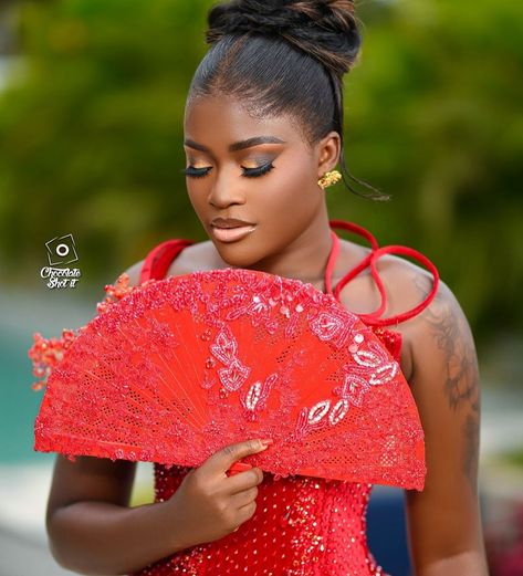 Ghanaian actress and producer Fella Makafui (@fellamakafui) marks her 29th birthday today August 20, 2024, slaying in a corset Kente gown. Gown: @shapes_by_nelson Makeup: @makeupby_ashley1 Hair: @esplendido.beauty Accessories: @sparkling___stones Kente: @optimist_kente Bridal fan: @kinesh_creationz Photography: @chocolate_shot_it Read full story on STYLEAFRIQUE™•com. #styleafrique #styleblogger #styleinspo #celebritybirthdays #ghanaiancelebrities #africanfashionbloggers Gown Shapes, Fella Makafui, Kente Gown, Chocolate Shot, Photography Chocolate, Bridal Fan, Chocolate Shots, Birthday Today, 29th Birthday