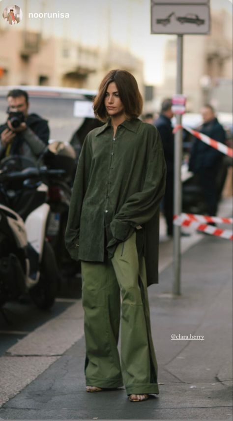 Menswear Pants Women Outfit, Green Pants Street Style, Italian Style Fashion Women, Green Trousers Outfit, Shorts Street Style, Utilitarian Fashion, Olive Green Outfit, Clara Berry, Green Khaki Pants