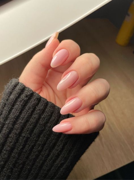 Nude Ombré Almond Nails, Almond Nails Natural Color, Milky Nude Nails Almond, Clean Girl Almond Nails, Almonte Nails, Pinky Nude Nails Almond, Plain Acrylic Nails Almond, Nude Nails Oval, Pink Nude Almond Nails