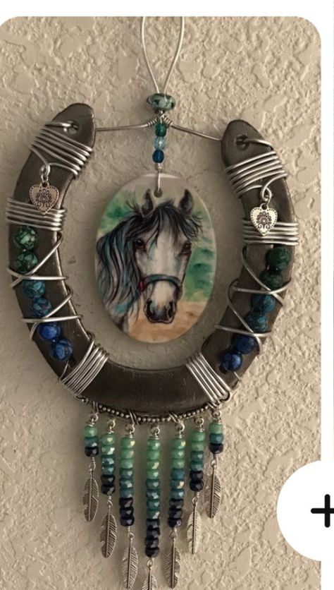 Diy Horse Shoe Decor, Horseshoe Dreamcatcher Diy, Horseshoe Crafts Diy, Horseshoe Dreamcatcher, Hunting Crafts, Beaded Horseshoe, Horseshoe Gifts, Horseshoe Crafts Projects, Cowboy Crafts