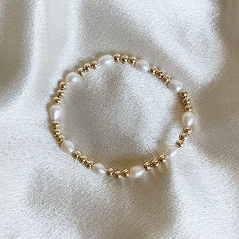 Gold Bead Bracelets Diy, Classy Beaded Bracelets, White And Gold Beaded Bracelet, Trendy Bracelet Ideas, Pearl Bead Bracelet Ideas, Stretchy Bracelets Diy, Pearl Gold Bracelet, Preppy Jewelry, White Pearl Bracelet