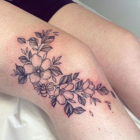 More gorgeous around the knee florals! Could happily do these everyday - what a great placement. Thanks guys for helping me love my job ✨… | Instagram Flower Leg Tattoos, Flower Hip Tattoos, Knee Tattoos, Jagua Tattoo, Cowgirl Tattoos, Tattoos For Women Flowers, Upper Arm Tattoos, Writing Tattoos, Spooky Tattoos