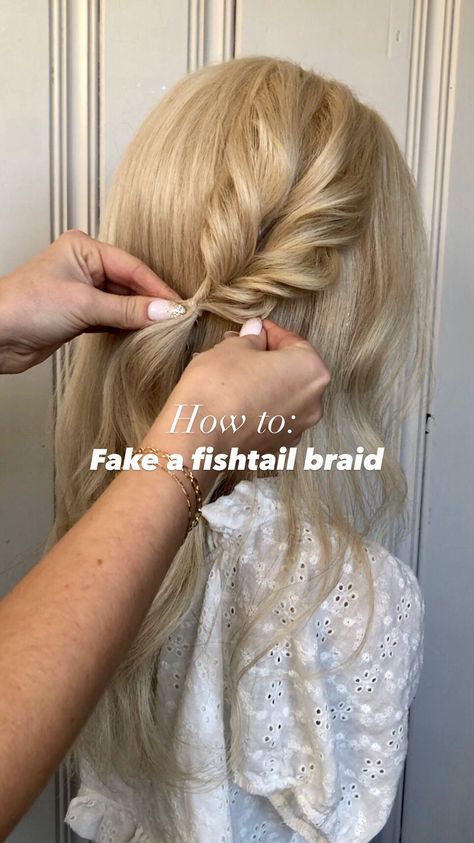 ᴀʟᴇxᴀɴᴅʀᴀ ᴡɪʟꜱᴏɴ📍ʀʜᴏᴅᴇ ɪsʟᴀɴᴅ | Faux fishtail braid 💁🏼‍♀️ . . Used @designmehair PuffMe dry texturizing spray, available at @saloncentric 💙 . . #saloncentricpartner… | Instagram Boho Braided Hairstyles Half Up, Fake Braid Hairstyles Hair Tutorials, Half Up Braided Hair, How To Fishtail Braid Your Own Hair, Fake Fishtail Braid, Braids For Fine Hair, Half Up Half Down Wedding Hair Tutorial, Boho Hairstyles For Short Hair, Fishtale Braid Tutorial