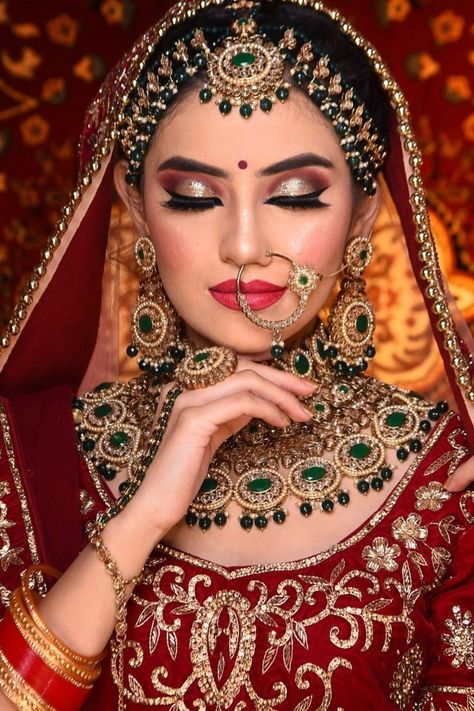 Glittery eye makeup is in and I'm sure every Indian bride wants to learn it. Here are some easy glittery eye makeup looks for your big day. #bridal #indian #wedding #makeup #eye #eyeshadow #makeupoftheday #makeupaddict #makeupjunkie #makeuplover #beauty #makeupoftheyear #makeupforever #makeupisart #makeupart Bridal Makeup Pictures, Glittery Eye Makeup, Indian Bride Poses, Indian Bride Photography Poses, Indian Wedding Makeup, Indian Bride Makeup, Bride Photos Poses, Bridal Makeup Images, Bridal Eye Makeup