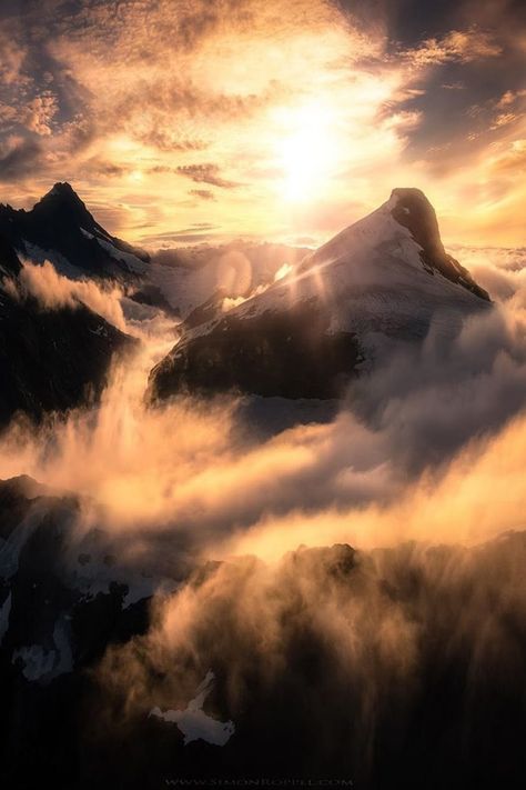 Sunrise With Mountains, Clouds Over Mountains, Mountain Top Sunset, Sunrise Over Mountains, Crepuscular Rays, Mountain Above Clouds, Sunset Mountains, Mountains Sunset, Mountains Aesthetic