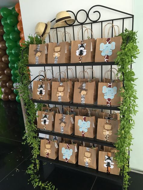 Safari Bar Ideas, Safari Bebe, Safari Party Ideas, Safari Theme Birthday Party, Safari Birthday Party Decorations, Jungle Theme Birthday Party, Zoo Birthday Party, Jungle Thema, Wild Birthday Party