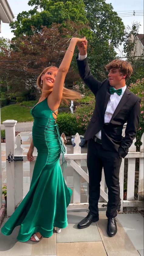 Green Mermaid Prom Dress, Prom Pictures Couples, Prom Picture Poses, Prom Photoshoot, Prom Couples, Green Evening Dress, Prom Poses, Satin Homecoming Dress, Prom Photos