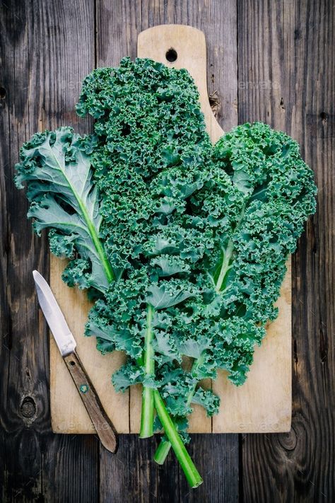 Food Photography Vegetables, Raw Vegetable Salad, Anti Aging Foods, Kale Vegetable, Vegetables Photography, Food Art Photography, Starchy Vegetables, Green Superfood, Kale Recipes