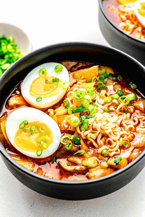 Shrimp Noodles Recipes, Quick Kimchi, Easy Kimchi, Kimchi Noodles, Kimchi Ramen, Spicy Kimchi, Ramen Dishes, Ramen Bowls, Sautéed Mushrooms