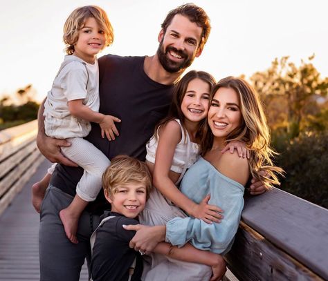 Beach Photoshoot Family, Eric Decker, Sibling Pictures, Winter Family Photos, Family Beach Portraits, Fall Family Portraits, James Decker, Family Photoshoot Outfits, Jessie James Decker