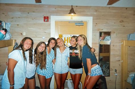 American Camp Aesthetic, Overnight Camp Aesthetic, Summer Camp Picture Ideas, Camp Pictures With Friends, Camp America Aesthetic, Summer Camp Aesthetic Cabin, Summer Camp Photos, Summer Camp Fits, Sleepaway Camp Aesthetic