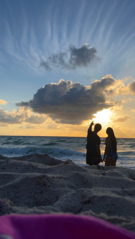 Date Aesthetic, Couple Beach Pictures, Sunshine On My Mind, Couple Moments, Beach Date, Summer Couples, Love Backgrounds, Couples Vibe, Beautiful Images Nature