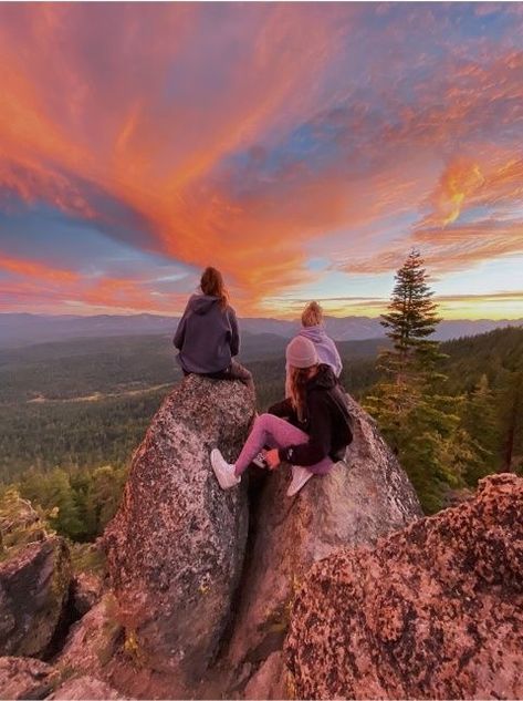 sunset hike outdoors in mother nature Summer Goals, Pretty Sky, Summer Dream, Two Girls, Pretty Places, Travel Inspo, Travel Aesthetic, Summer Aesthetic, Sunrise Sunset