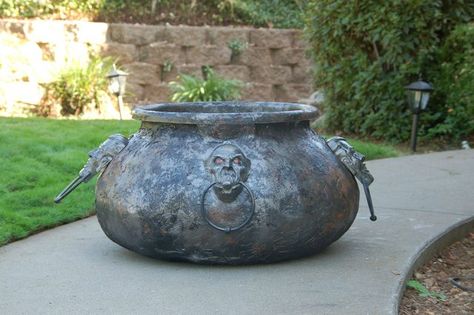 Diy Cauldron, Witch Jars, Halloween List, Halloween Outdoors, Halloween Havoc, Bronze Spray Paint, Big Bucket, The Black Cauldron, Witch Diy