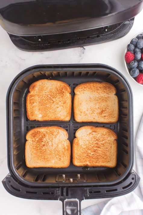 How to make toast in the air fryer that's crispy and perfectly cooked every time! It's the easiest breakfast snack! Toast In Air Fryer, Air Fryer Times, Air Fryer Conversion, Fried Toast, Bread Naan, Cosori Air Fryer, Peanut Butter Nutella, Best Oven, Frozen Foods