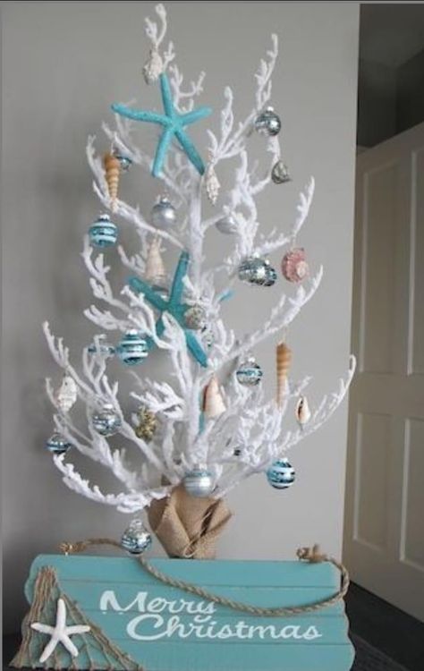 Underwater Christmas Decorations, Sea Side Christmas Decor, Beach Christmas Table Decor, Christmas Ocean Theme, Beach Themed Christmas Decor, Underwater Christmas, Beach Christmas Ideas, Beach House Christmas, Christmas Under The Sea