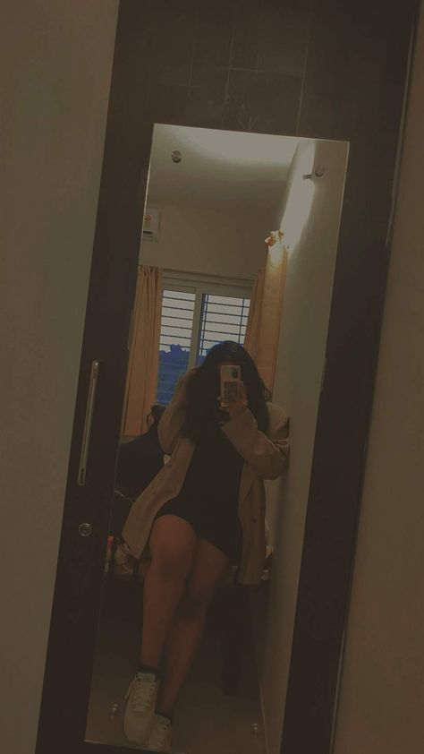 Mirror Selfie With Flash, Girly Swag, Girls Mirror, Self Portrait Poses, Cute Instagram Pictures, Best Poses For Pictures, Body Picture, Photo Makeup, Cute Selfies Poses