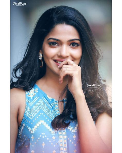 Actress Portrait, Pooja Sawant, Closeup Photo, Marathi Actress, Female Photography, Women In India, Vintage Bollywood, Kurta Designs Women, Shahrukh Khan