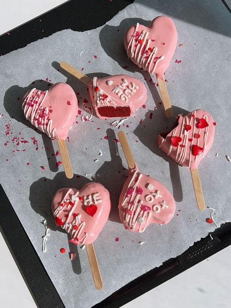 Red Velvet Cake Pops Heart Cake Pops, Red Velvet Cake Pops, Valentine Cake Pop, Cake Pop Designs, Chocolate Cake Pops, Red Velvet Cake Mix, Cake Pops How To Make, Cake Pop Recipe, Heart Shaped Cakes