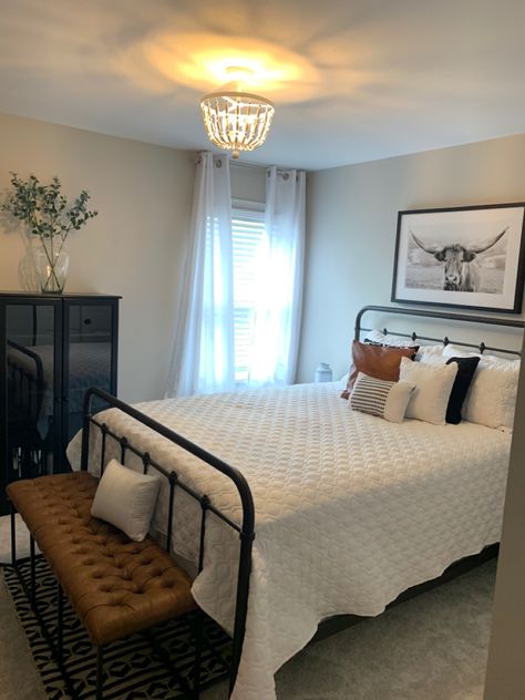 Bedroom With Black Rod Iron Bed, Small Modern Farmhouse Bedroom Ideas, Small Guest Bedroom Ideas Layout, Black Metal Bed Frame Bedroom Ideas, Metal Bed Frame Bedroom Ideas, Small Spare Bedroom Ideas, Country Bedroom Ideas, Room Decor Ideas Aesthetic, Aesthetics Room Decor