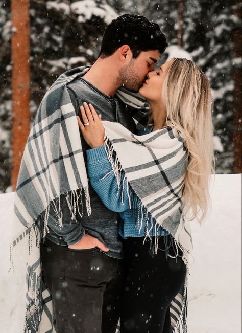 Winter Engagement Photo Ideas, Engagement Photos Ideas Winter, Farm Poses, Couple Christmas Pictures, Christmas Engagement Photos, Winter Couple Pictures, Photos In The Snow, Couple Photography Winter, Winter Engagement Photos Outfits