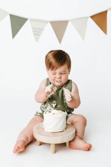 Cake Smash Indoor, Simple Cake Smash Backdrop, At Home 1st Birthday Photoshoot, Simple Smash Cake Boy, Simple Cake Smash Photoshoot, Birthday Smash Cake Boy, First Birthday Photoshoot Boy, Cake Smash Photos Boy, First Birthday Photo Shoot Ideas Indoor