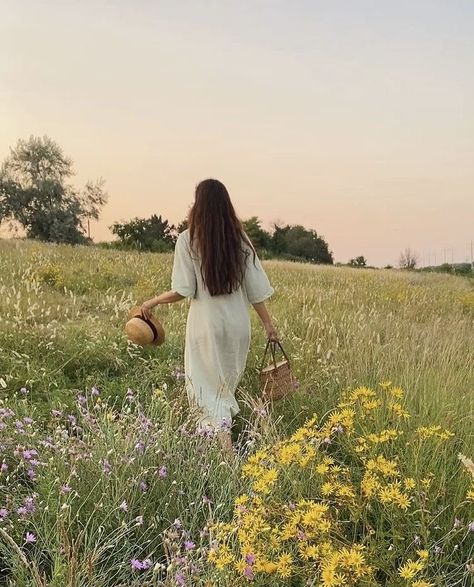 Meadow Photography, Howl And Sophie, Flower Photoshoot, Nature Photoshoot, Grad Photoshoot, V Video, Meadow Flowers, Photoshoot Concept, World Of Books