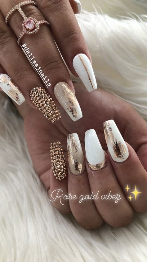 Cream And Gold Nail Designs, Majorat Ideas, Luxury Nails Classy, Golden Nails Designs, Nails Women, Nail Polish Art Designs, Nail White, Gold Acrylic Nails, Unghie Sfumate