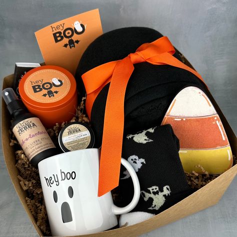 My gift boxes make the perfect gift! Each box measures 10"x10"x6", is tied with a black ribbon and is ready to give as a gift to that special person. Gift box includes: (1) 8 oz natural, hand poured, soy candle in orange tin in your choice of scent (1) custom box of matches (1) 50"x60" black fleece blanket (1) pair of halloween socks (1) halloween 12 oz coffee mug (1) halloween candy corn wooden sign (1) 2 oz linen spray in your choice of scent (1) small pumpkin pie lotion bar (1) custom greetin Small Pumpkin Pie, Adult Boo Basket, Trick Or Treat Gifts, Halloween Hostess Gifts, Cake Gift Basket, Scary Gift, Boo Baskets, Halloween Gift Baskets, Baskets Ideas