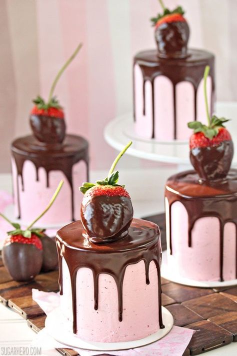 Anti Valentines Day Desserts, Bakery Valentines Ideas, Valentines Day Cheesecake, Valentines Dessert Ideas, Valentine's Snacks, Trendy Desserts, Valentine's Cakes, Chocolate Covered Strawberry Cake, Kue Macaroon