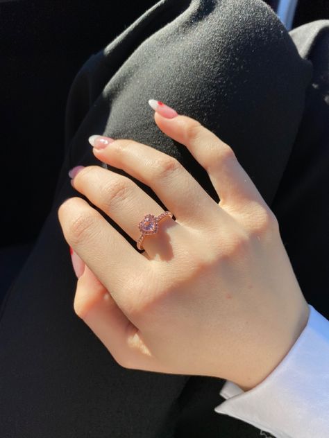 Promise Rings Pandora, Classy Nail Art Ideas, Cute Promise Rings, Pretty Engagement Rings, Hand Rings, Pandora Heart, Aesthetic Gift, Jewelry Accessories Ideas, Pandora Rings