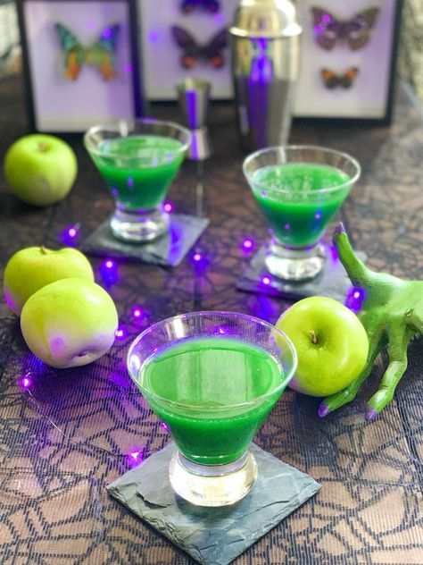 Poison Apple Martini – Best Day of the Week Hocus Pocus Drinking Game, Apple Liquor, Sour Apple Martini, Halloween Recipes Drinks, Apple Pucker, Halloween Party Drinks, Pumpkin Beer, Apple Martini, Poison Apple