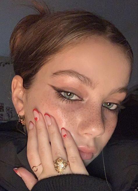 a natural makeup look with dark mascara, scattered freckles, glowing highlight, and a sharp brown eyeliner wing Maquillage On Fleek, Makijaż Smokey Eye, Edgy Makeup, Pretty Acrylic Nails, Makeup Eyeliner, Cute Acrylic Nails, Pretty Makeup, Cute Makeup, Aesthetic Makeup