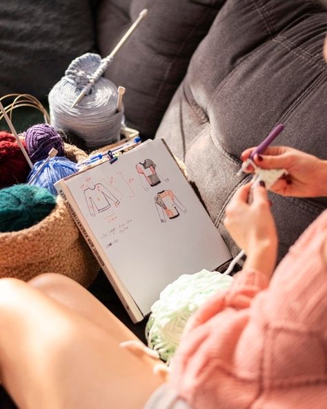 Close-up woman with drawings crocheting Free Photo Woman Crocheting, Teaching Crochet, Crochet Photography, Photo Documentary, Photo Cat, Knitting Charts, Woman Fashion, Easy Knitting, Cat Photo