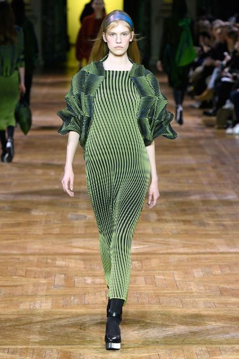 Issa Miyake, Posh Clothing, Unusual Clothes, Origami Fashion, Geometric Fashion, Knitwear Fashion, Japan Fashion, Fall 2017, Knit Fashion